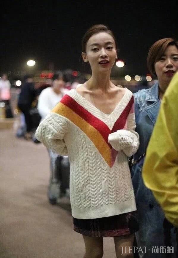 吴谨言再次穿V领针织衫,稍微换个款式就美了不止一点点!